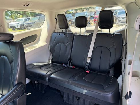 Used 2023 Chrysler Pacifica Touring-L image 28