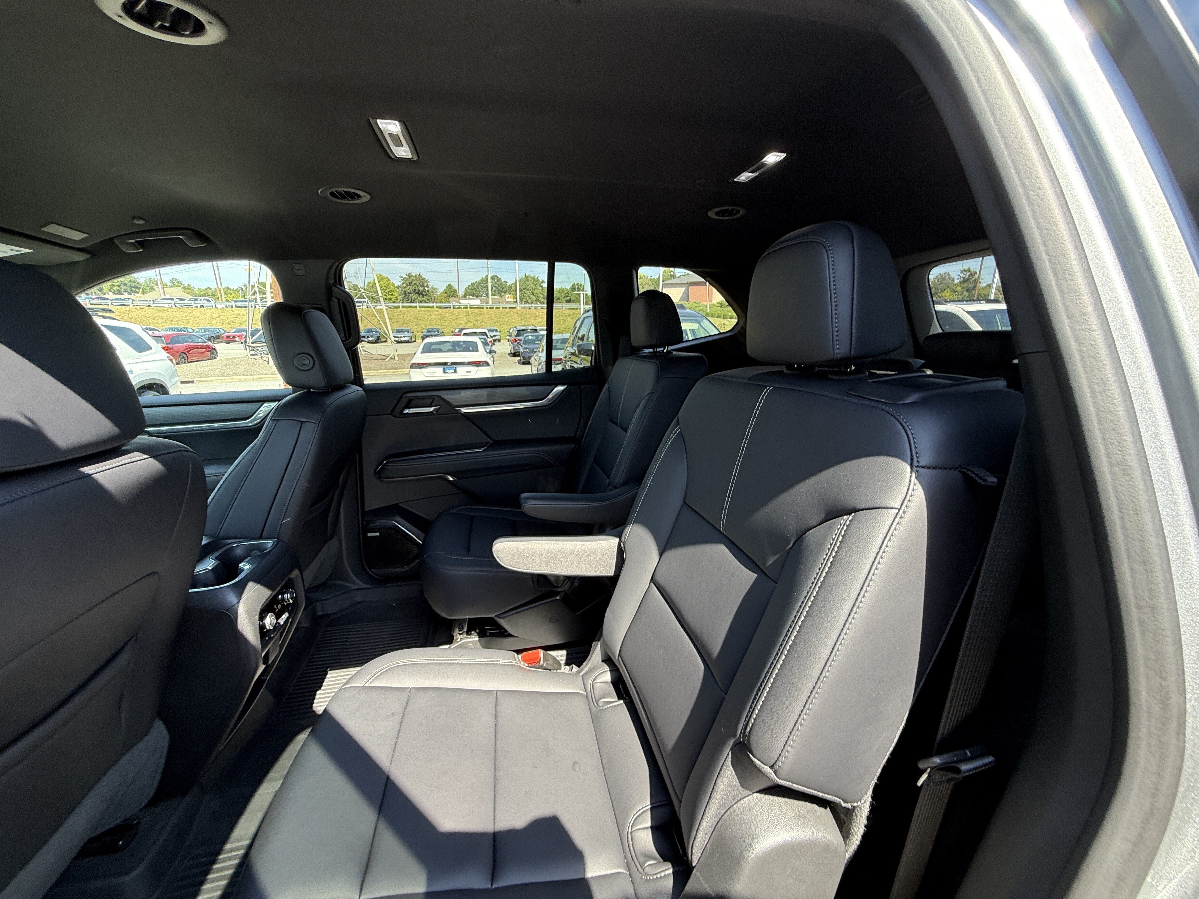 Used 2025 GMC Acadia Elevation w/ Elevation Premium Package FWD image 29