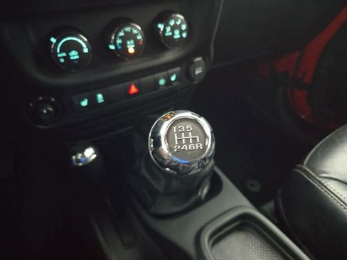 Used 2015 Jeep Wrangler Unlimited Sahara AWD/4WD image 28