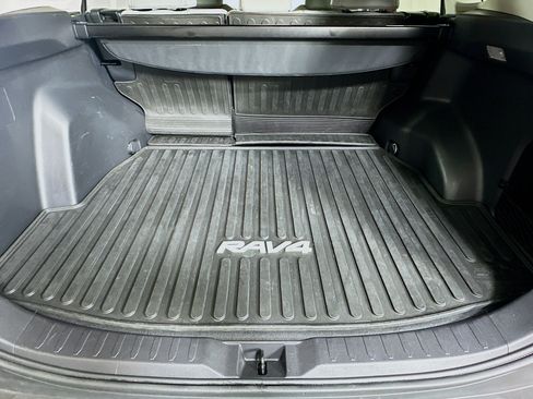 Used 2019 Toyota RAV4 Limited FWD image 29