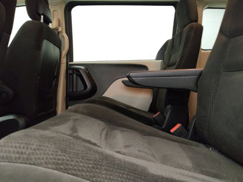 Used 2018 Dodge Grand Caravan SE w/ UConnect Hands-Free Group FWD image 18