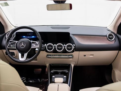 Used 2023 Mercedes-Benz GLA 250 4MATIC w/ Premium Package image 9