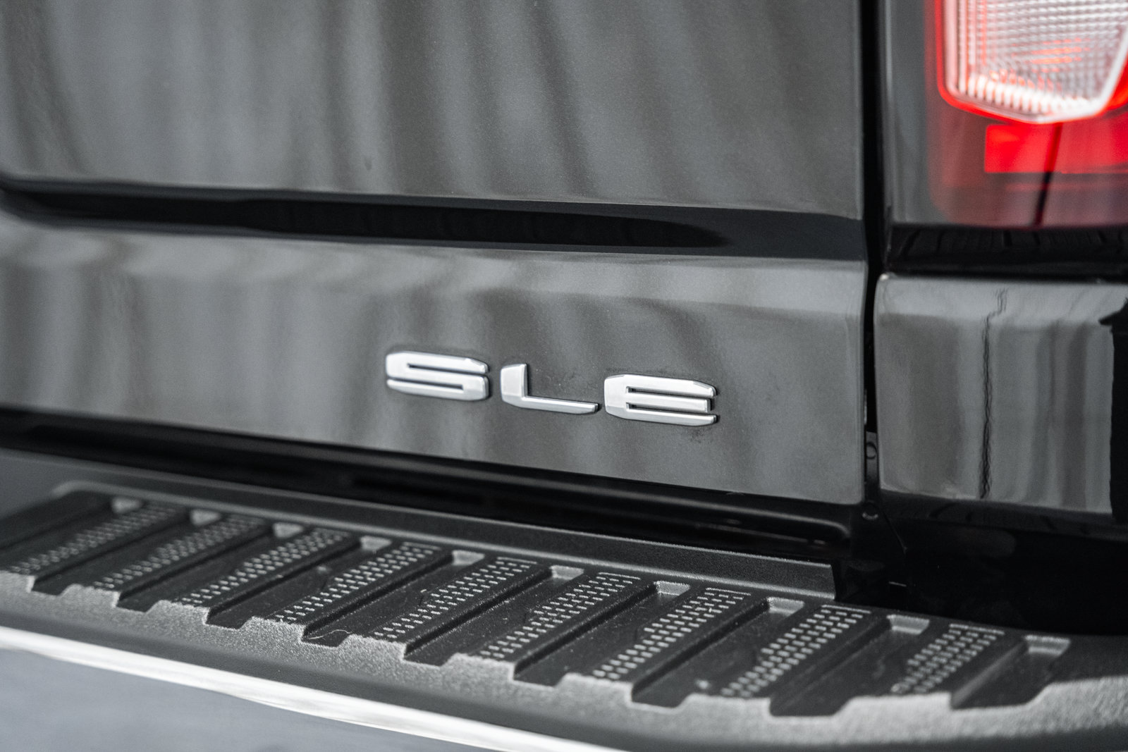 Used 2022 GMC Sierra 2500 SLE w/ SLE Value Package; AWD/4WD image 9