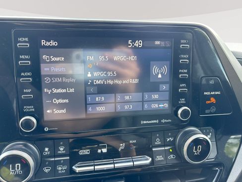 Used 2021 Toyota Highlander XLE AWD/4WD image 12