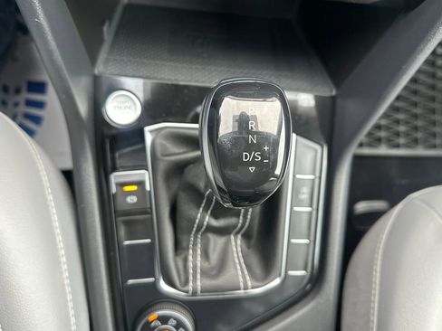 Used 2023 Volkswagen Taos SE w/ Panoramic Sunroof Package image 12