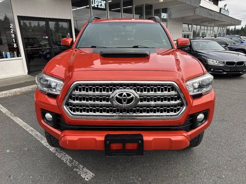 Used 2017 Toyota Tacoma TRD Sport w/ Tow Package AWD/4WD image 11