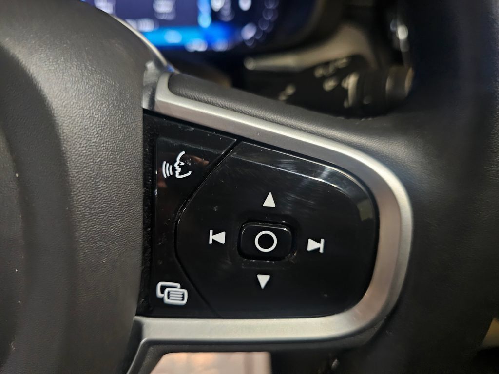 Used 2022 Volvo XC60 B6 R-Design AWD/4WD image 20