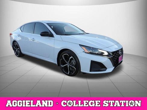 Certified 2024 Nissan Altima 2.5 SR w/ SR Premium Package image 3