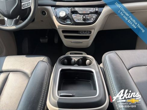 Used 2024 Chrysler Pacifica Touring-L FWD image 24