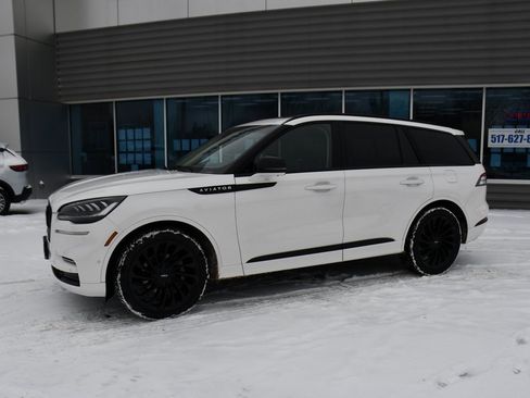 Used 2023 Lincoln Aviator Reserve w/ Equipment Group 201A image 2