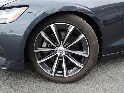 Used 2021 Volvo S60 T5 Momentum FWD image 9