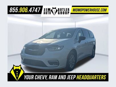 Used 2026 Chrysler Pacifica Select