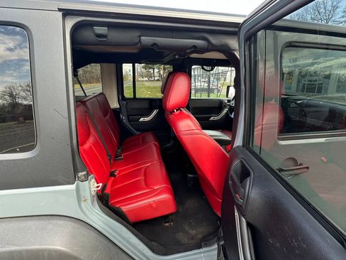 Used 2013 Jeep Wrangler Unlimited Rubicon image 30