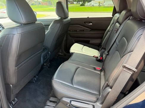Used 2025 Nissan Pathfinder SL AWD/4WD image 14