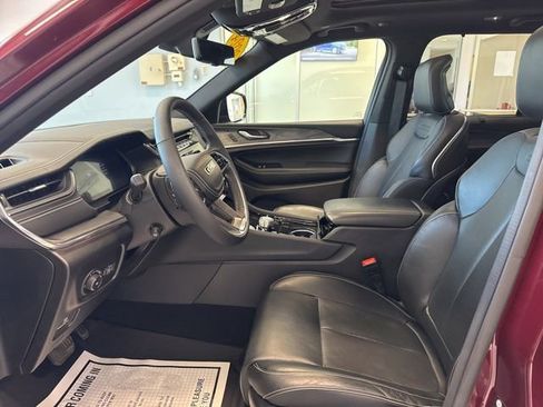 Used 2024 Jeep Grand Cherokee Overland w/ Luxury Tech Group IV AWD/4WD image 15