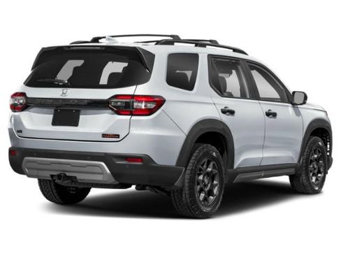 Used 2025 Honda Pilot TrailSport image 3