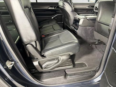 Used 2024 Jeep Wagoneer L Series II w/ Flexible Seating Group AWD/4WD image 16