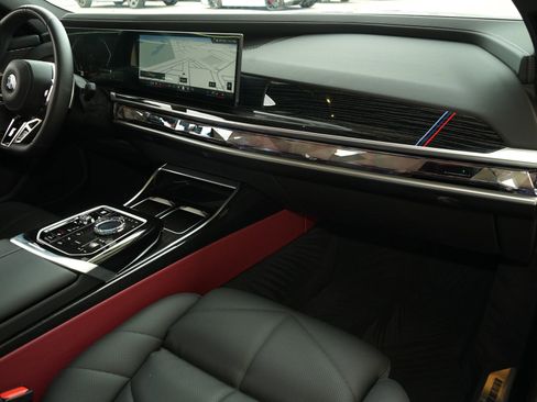 Used 2025 BMW 740i image 5