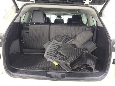 Used 2023 Toyota Highlander XLE AWD/4WD image 41