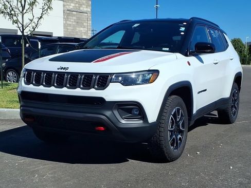 Used 2025 Jeep Compass Trailhawk w/ Trailer Tow Group AWD/4WD image 2