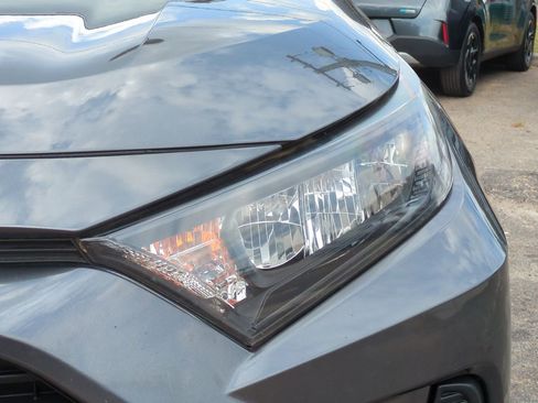 Used 2020 Toyota RAV4 LE FWD image 10