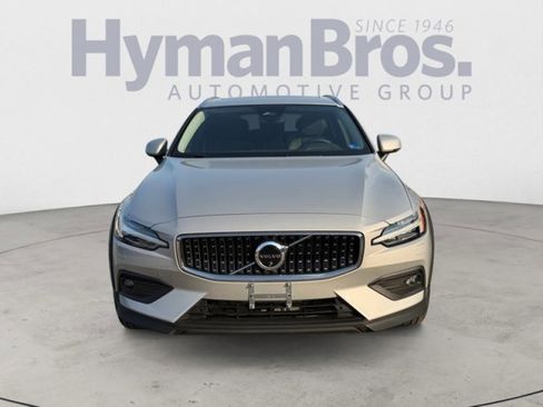 Used 2025 Volvo V60 B5 Cross Country Plus image 8