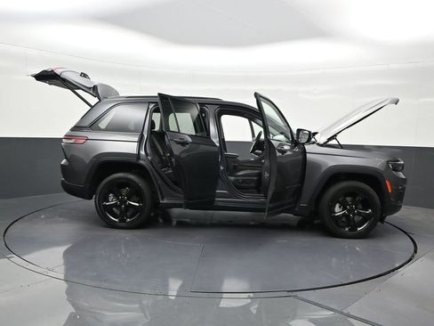 Used 2023 Jeep Grand Cherokee Limited w/ Black Appearance Package image 34