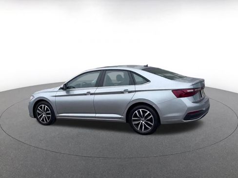 Used 2025 Volkswagen Jetta SE image 10