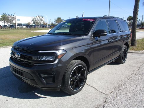 Used 2024 Ford Expedition Limited image 3