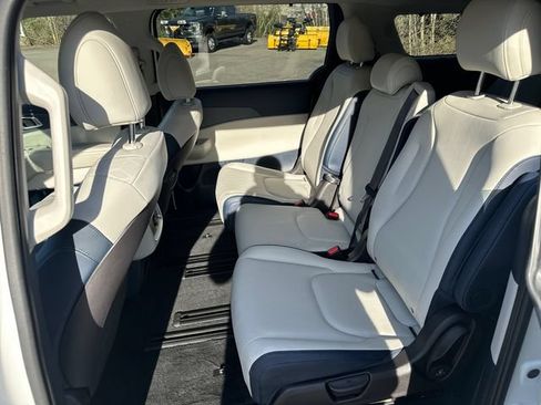 Used 2026 Kia Carnival EX FWD image 18