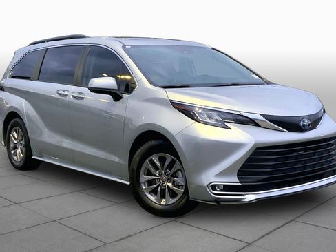 Used 2023 Toyota Sienna XLE FWD image 3