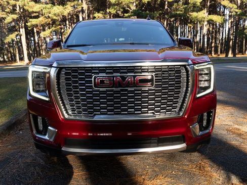 Used 2021 GMC Yukon Denali w/ Denali Premium Package image 8