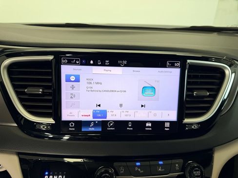 Used 2024 Chrysler Pacifica Touring-L FWD image 15
