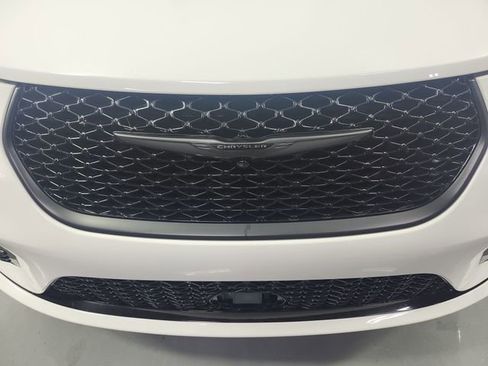 Used 2025 Chrysler Pacifica Limited image 28