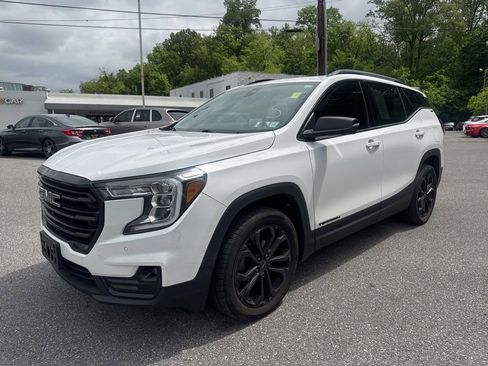Used 2022 GMC Terrain SLT w/ Infotainment Package II AWD/4WD image 3