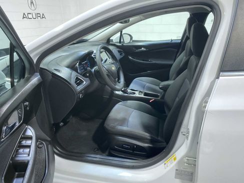 Used 2017 Chevrolet Cruze LT w/ Convenience Package FWD image 2