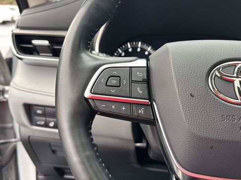 Used 2021 Toyota Highlander Limited image 18