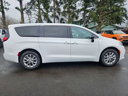 New 2026 Chrysler Pacifica Select image 8