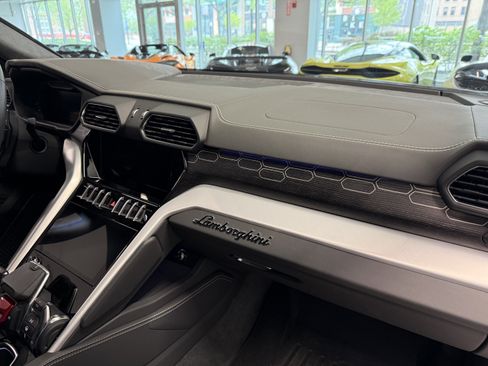 Used 2020 Lamborghini Urus AWD/4WD image 23