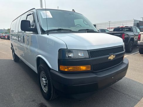 Used 2022 Chevrolet Express 2500 Extended RWD image 3