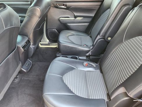Used 2021 Toyota Highlander XSE AWD/4WD image 18