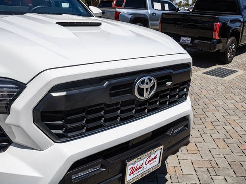 Used 2024 Toyota Tacoma TRD Sport w/ TRD Sport Upgrade Package AWD/4WD image 6