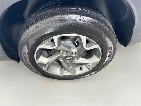 Used 2025 Chevrolet Trax LT FWD image 11