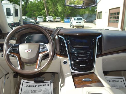 Used 2016 Cadillac Escalade ESV Luxury AWD/4WD image 17