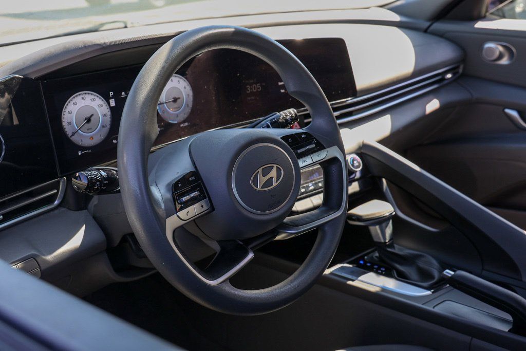 Used 2024 Hyundai Elantra SEL FWD image 15