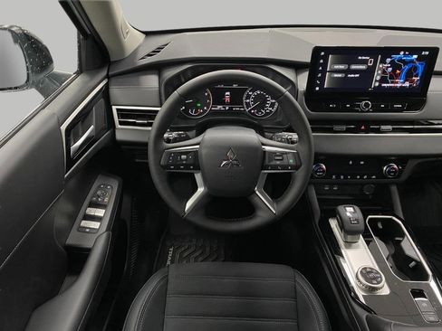 New 2026 Mitsubishi Outlander SE image 13