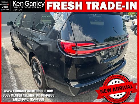 Used 2024 Chrysler Pacifica Limited w/ S Appearance Package AWD/4WD image 8