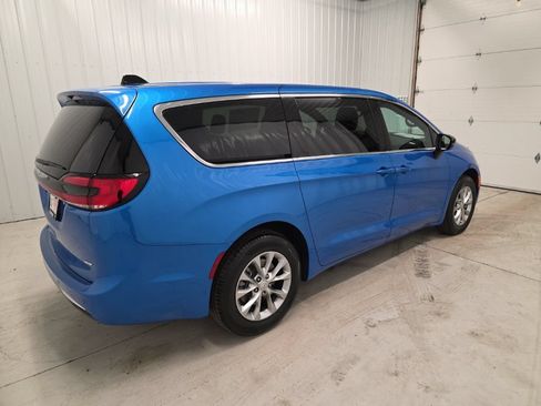 New 2026 Chrysler Pacifica Select AWD/4WD image 6