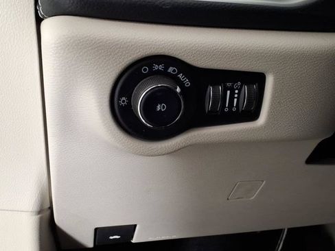 Used 2023 Chrysler Pacifica Touring-L AWD/4WD image 19