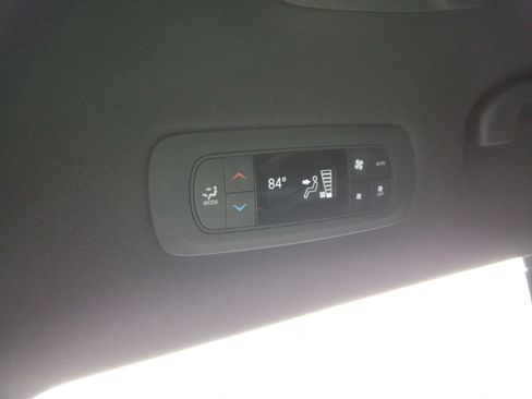 Used 2023 Chrysler Pacifica Touring FWD image 26